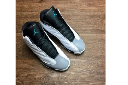 13 JORDAN “BARONS WHITE GREY RETRO AIR MENS HOLOGRAM” 1212